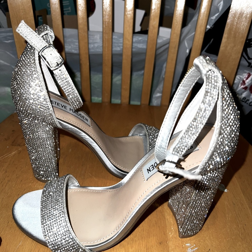 Dazzled Steve Madden heels, veryy comfortable. i was able to walk for hours